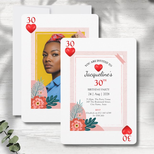 Cartes de jeu Cartes de 30e anniversaire Invitatio (30th birthday hearts playing card style party invitations on a grey wood background.)