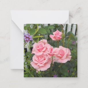 Cartes de notes plates aux roses roses
