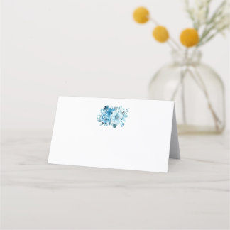 Cartes de table à fleurs bleues sous tente