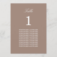 Cartes de table taupe avec noms des invités