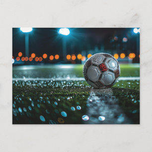 Cartes Pour Fêtes Annuelles Boule de soccer sur le terrain humide vide