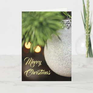 Cartes Pour Fêtes Annuelles Boule scintillante blanche sur une branche de pin 