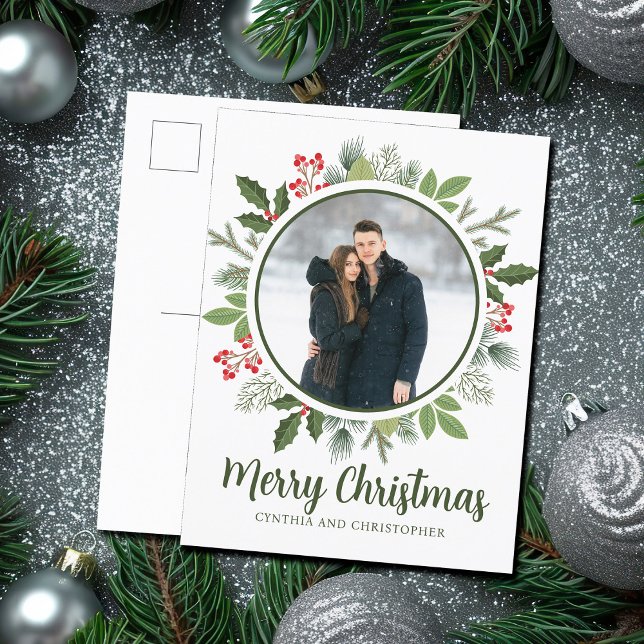 Cartes Pour Fêtes Annuelles Chic Green Holly Wreath Couple Photo (Créateur téléchargé)