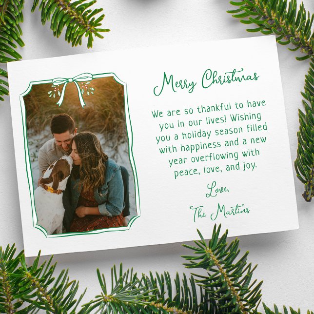 Cartes Pour Fêtes Annuelles Chic Mistletoe & Bow Photo de famille personnalisé (Warm hearts with a festive card featuring a hand-drawn holiday bow and your cherished memories.)