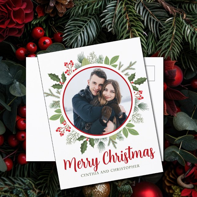 Cartes Pour Fêtes Annuelles Chic Red Holly Berry Christmas Wreath Couple Photo (Créateur téléchargé)