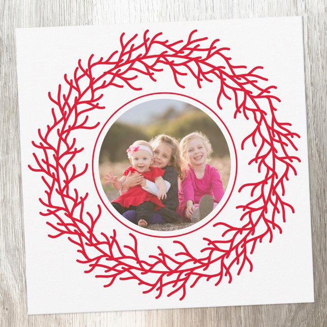 Cartes Pour Fêtes Annuelles Couronne scandinave photo rouge et blanc (Photo modern Scandinavian red and white wreath holiday keepsake Christmas card)