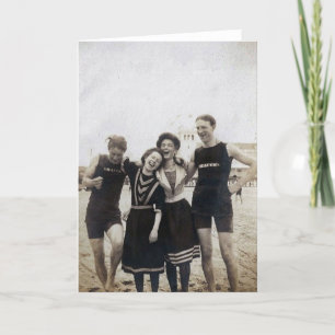 Cartes Pour Fêtes Annuelles Des amis victoriens s'amusent sur la plage vieille