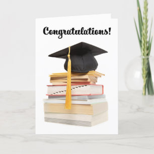 Cartes Pour Fêtes Annuelles Félicitations Casquette diplômé sur la pile de liv