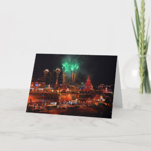 Cartes Pour Fêtes Annuelles Feux d'artifice verts au-dessus des lumières de