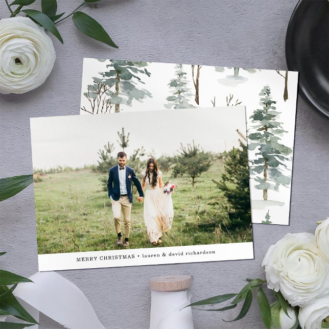 Cartes Pour Fêtes Annuelles Forêt d'hiver | Joyeuse photo de Noël (A festive Christmas photo card with a winter forest pattern on the back)