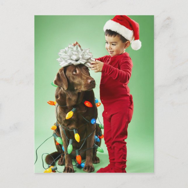 Cartes Pour Fêtes Annuelles Jeune garçon enroulant des lumières de Noël autour (Devant)