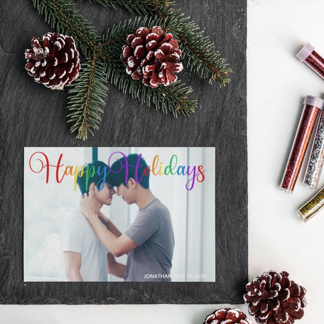 Cartes Pour Fêtes Annuelles Joyeuses vacances Rainbow Script Gay Couple Photo (Créateur téléchargé)