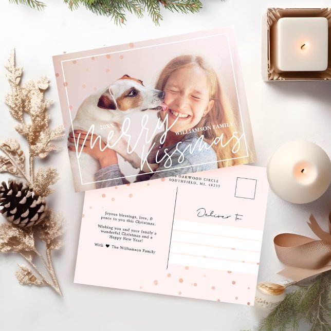 Cartes Pour Fêtes Annuelles Joyeux script Kissmas | Photo chic et design (Merry Kissmas Script | Chic Stylish & Trendy Photo Holiday Postcard)