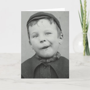 Cartes Pour Fêtes Annuelles Little Boy fait un drôle de visage vieille photo v