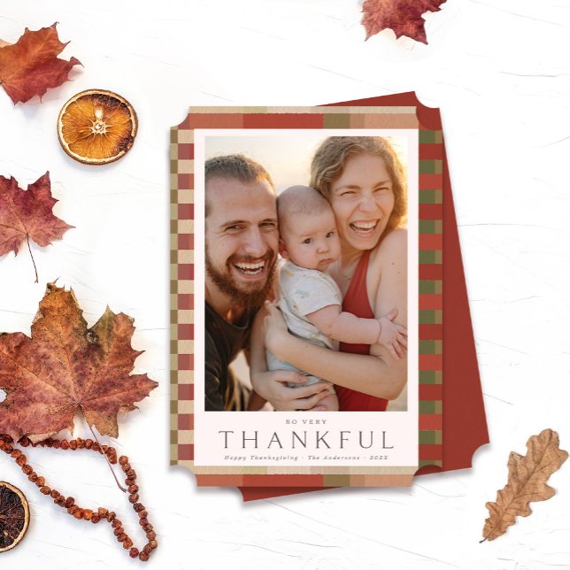 Cartes Pour Fêtes Annuelles Merci photo Thanksgiving (So very Thankful. Happy Thanksgiving photo holiday card on a white background with fall leaves.
)