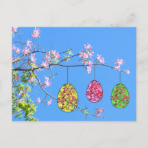 Œufs de Pâques sur une branche fleurie