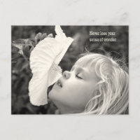 petite fille renifler l'hibiscus