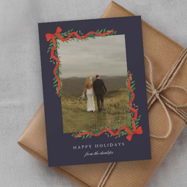 Cartes Pour Fêtes Annuelles Photo de nœud rouge élégant avec verdure (Elegant red ribbon bows with greenery photo Holiday Cards.)