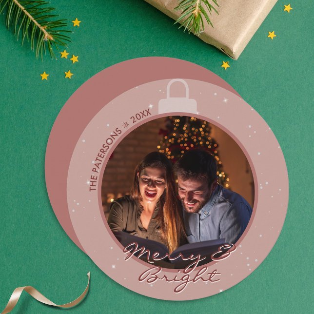 Cartes Pour Fêtes Annuelles Photo ornement de Noël rose moderne (Send this unique Christmas card to your loved ones, and add joy and love to your holiday greetings.)