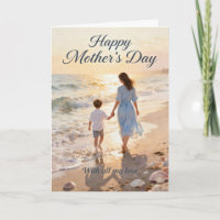 Promenade sur la plage de la mère et du fils pour
