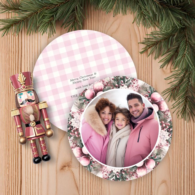 Cartes Pour Fêtes Annuelles Rose Floral Rustique En vichy Plaid (Pink Floral Rustic Gingham Plaid Holiday Photo Round Christmas Card)