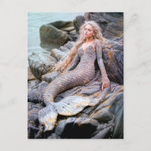 Cartes Pour Fêtes Annuelles Sirène assise sur des rochers au bord de l'océan