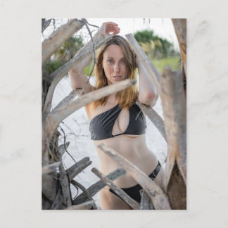 Cartes Pour Fêtes Annuelles Woman In A Black Bikini By Beach