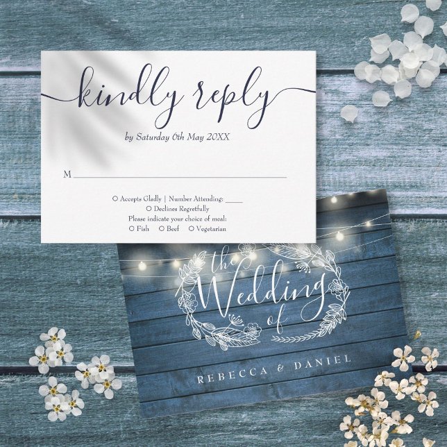 Cartons Réponse Bleu Rustique Chaîne de bois éclaire le script flo (Blue Rustic Wood String Lights Floral Wedding RSVP Card)