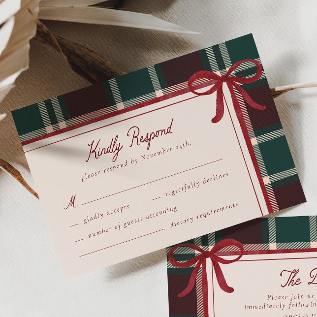 Cartons Réponse Burgundy Green Plaid Christmas Bow Wedding (Burgundy green plaid Christmas wedding RSVP card with red bow, stylish winter response card.)