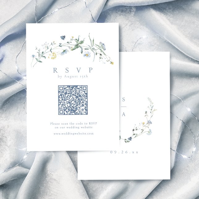 Cartons Réponse Elégant Dusty Blue Fleur sauvage Rustic Boho QR co (Elegant Dusty Blue Wildflower Rustic Boho QR code RSVP Card)