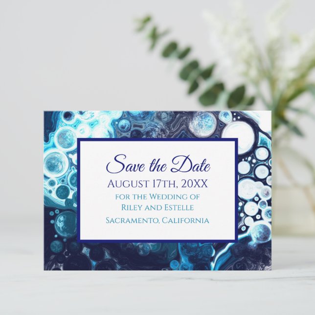 Cartons Réponse Mariage en marbre bleu et vert Enregistrer la date (Debout devant)