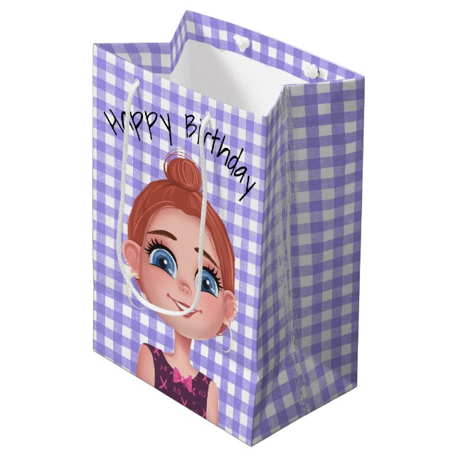 Cartoon Birthday Girl on Gingham Mittlere Geschenktüte (Vorderseite Schrägansicht)