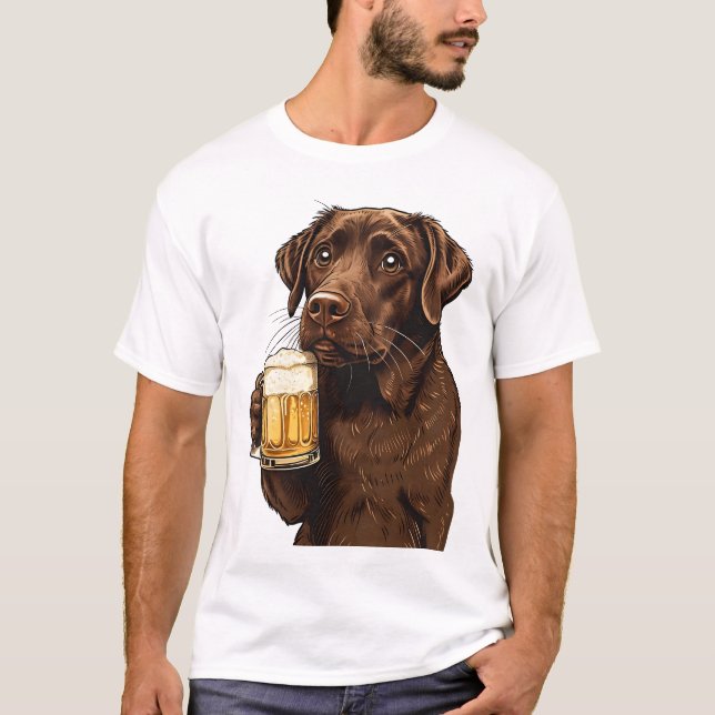 Cartoon Chocolate Labrador Holding Biere Tasse T-Shirt (Vorderseite)