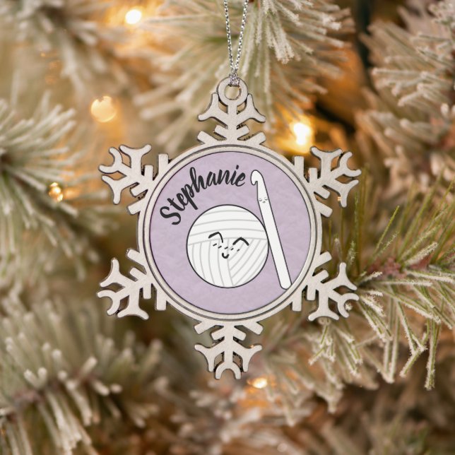 Cartoon Garnball & Crochet Hook + Name Schneeflocken Zinn-Ornament (Baum)