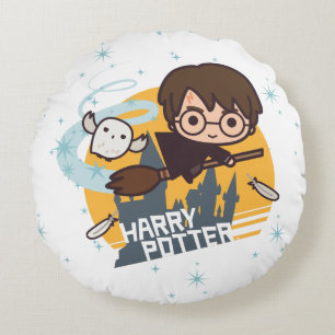 Cartoon Harry and Hedwig Flying Past Hogwarts Rundes Kissen