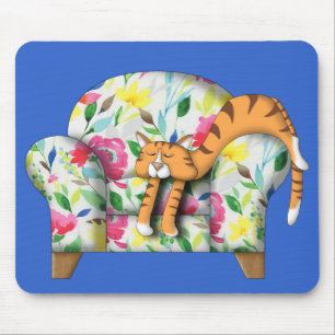 Cartoon Kitty schläft auf einem Blumenstuhl Mousepad
