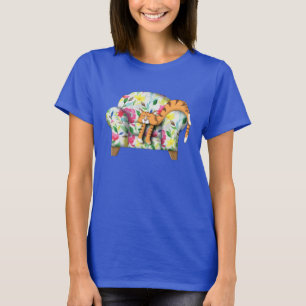 Cartoon Kitty schläft auf einem Blumenstuhl T-Shirt