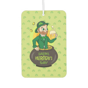 Cartoon leprechaun in einem Topf mit einem Pint Autolufterfrischer