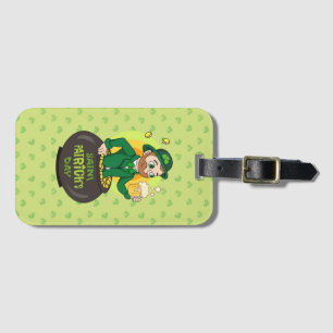 Cartoon leprechaun in einem Topf mit einem Pint Gepäckanhänger