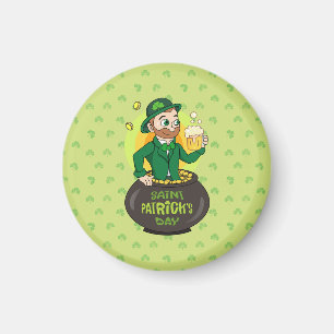 Cartoon leprechaun in einem Topf mit einem Pint Magnet