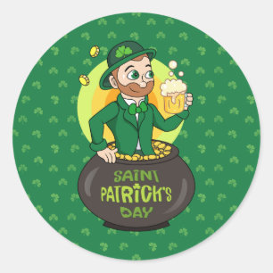 Cartoon leprechaun in einem Topf mit einem Pint Runder Aufkleber