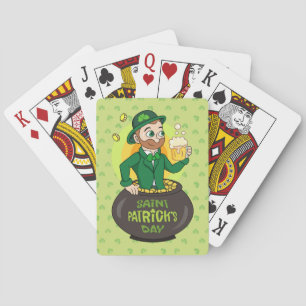 Cartoon leprechaun in einem Topf mit einem Pint Spielkarten