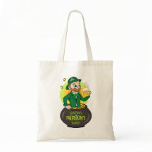 Cartoon leprechaun in einem Topf mit einem Pint