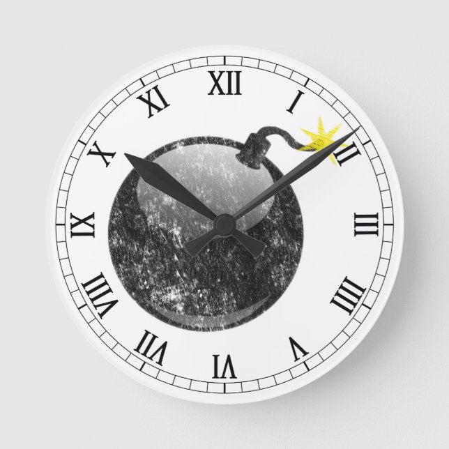Cartoon Letterpress Style Bombe Runde Wanduhr (Vorderseite)