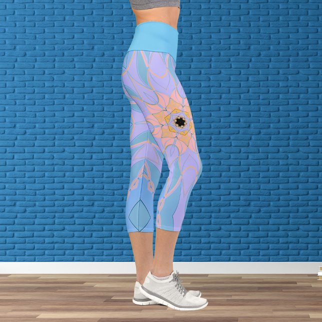 Cartoon Mandala Blume Blau und Gelb Capri Leggings (Von Creator hochgeladen)