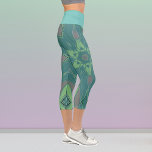 Cartoon Mandala Blume Grün und Blau Capri Leggings<br><div class="desc">Dieses trendige Mandala Blume Design ist grün und blau in einem Cartoon Stil. Trippige geometrische Visuals für den modernen Hippie oder Liebhaber lebendiger Farben!</div>