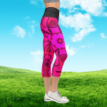 Cartoon Mandala Blume Pink Capri Leggings<br><div class="desc">Dieses trendige mandala Blume Design ist in Rosa in einem Cartoon-Stil gehalten. Trippige geometrische Visuals für den modernen Hippie oder Liebhaber lebendiger Farben!</div>