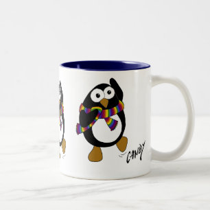 Cartoon Penguin, der einen bunten Regenbogenschal Zweifarbige Tasse
