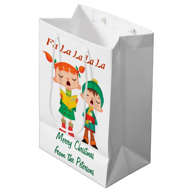 Cartoon-Retro WeihnachtsCarolers personalisiert Mittlere Geschenktüte (Vorderseite Schrägansicht)