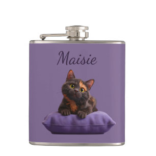 Cartoon Tortoiseshell Kitten auf Lila Polster Flachmann